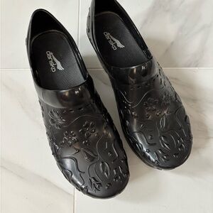Dansko Women's Size 39 Black Slip-On Clogs EUC